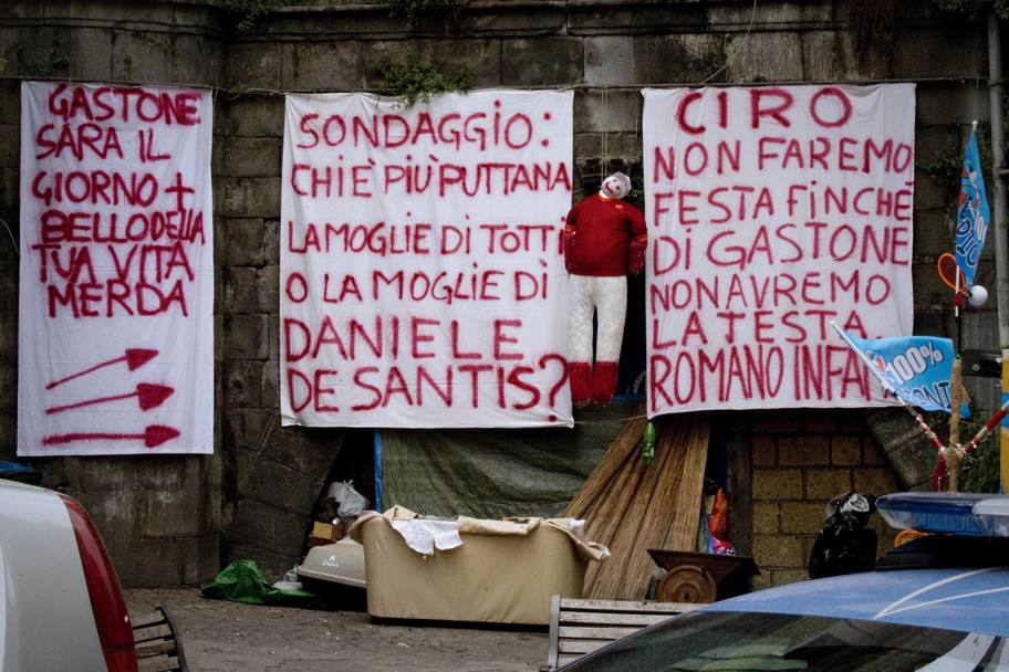 Gli striscioni contro Daniele De Santis. Ansa